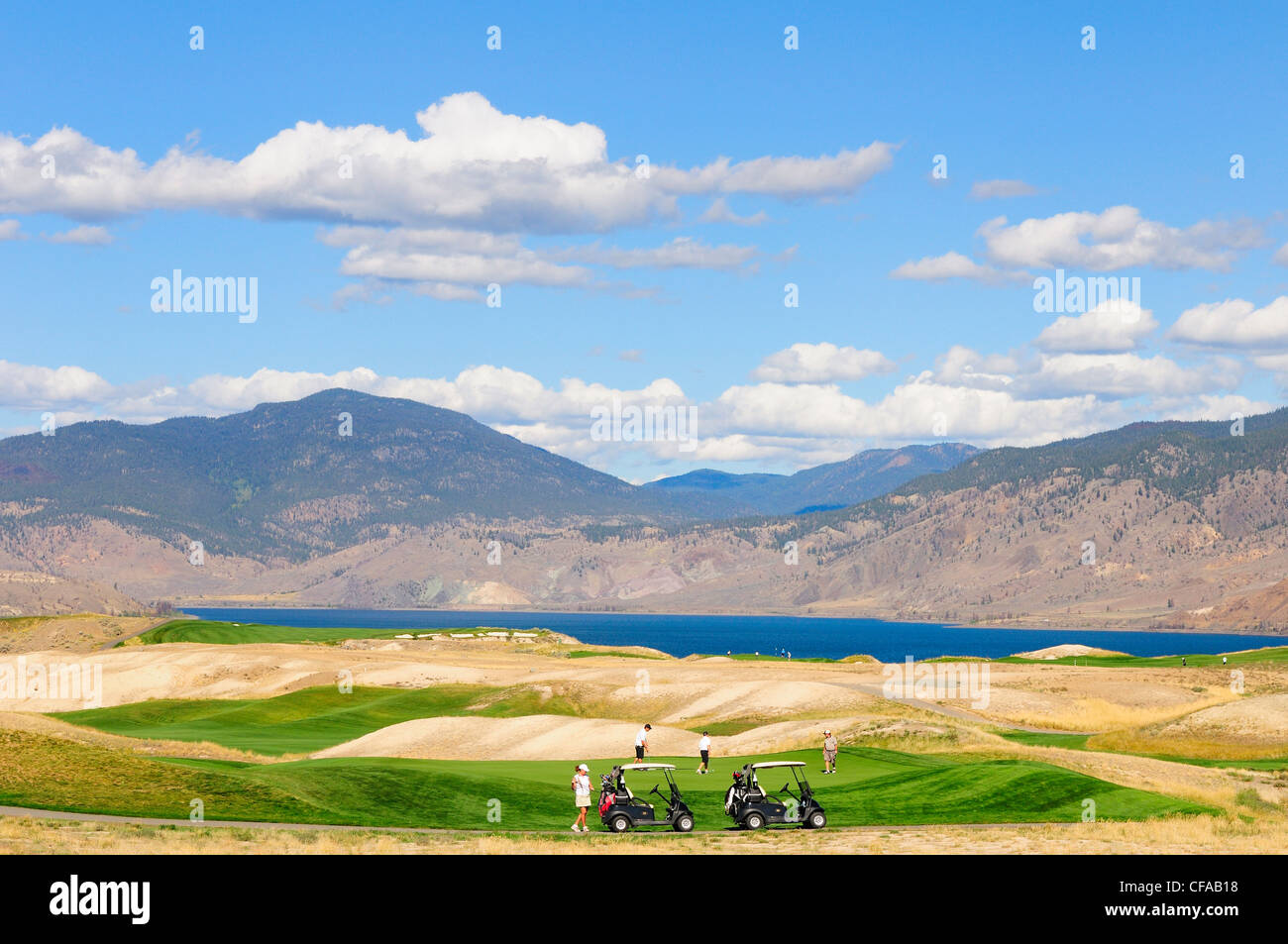 Les golfeurs et les voiturettes de golf au Golf Tobiano et Kamloops Lake près de Kamloops, British Columbia, Canada. Banque D'Images