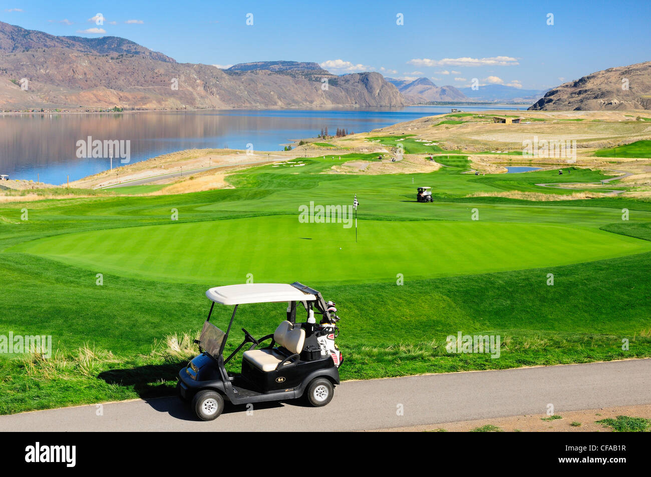 Les golfeurs et les voiturettes de golf à theTobiano Golf Course et Lake, près de Kamloops Kamloops, British Columbia, Canada. Banque D'Images