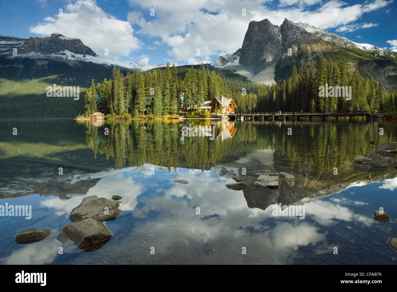 Le lac Emerald et Emerald Lake Lodge, parc national Yoho, en Colombie-Britannique, Canada. Banque D'Images