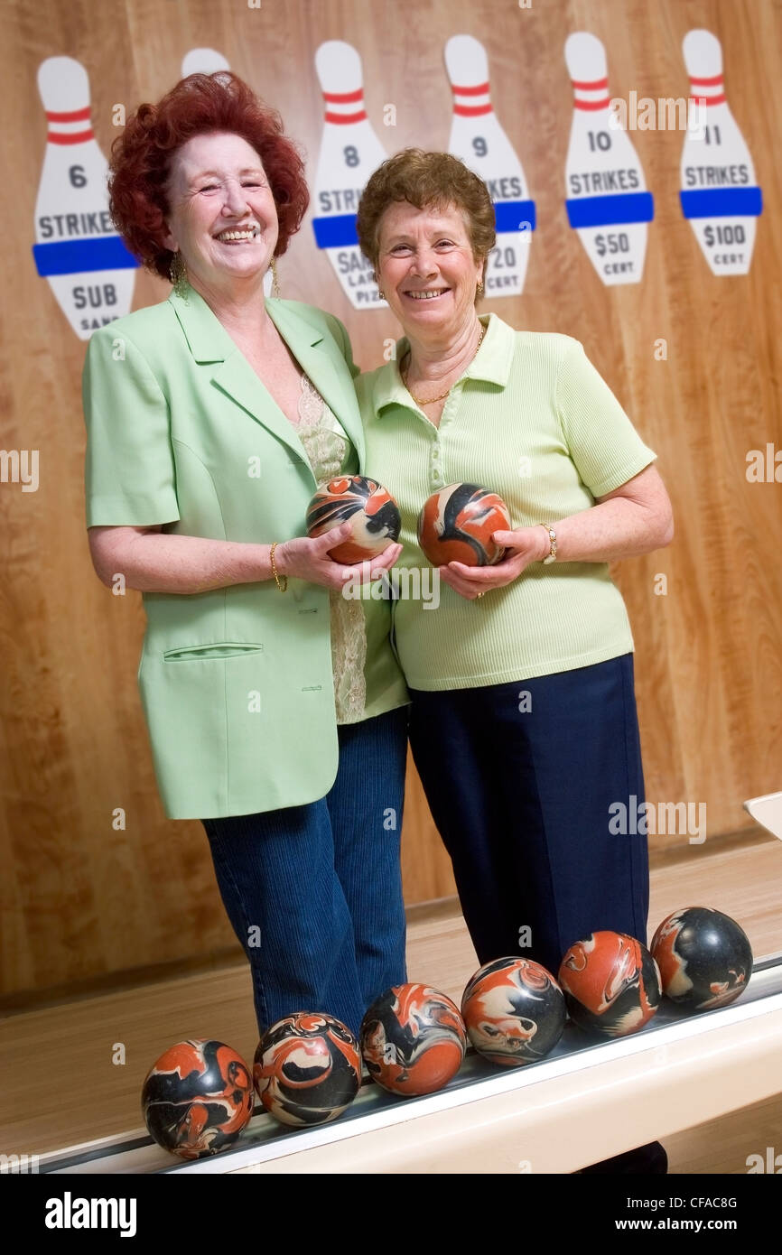 Senior women bowling Banque de photographies et d’images à haute