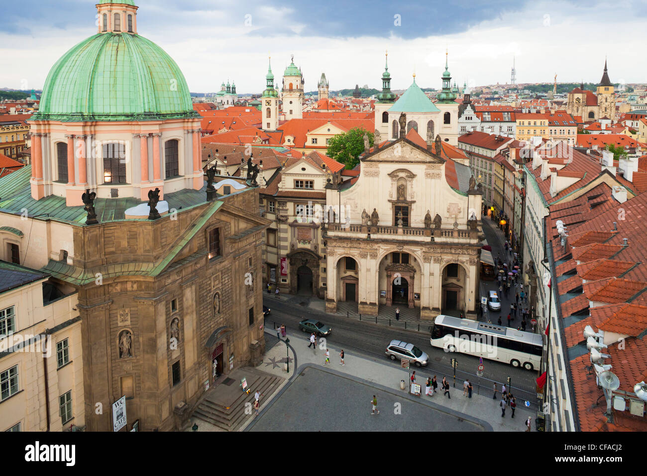 Tours d'église et les toits de la ville de Prague à Prague, République Tchèque Banque D'Images