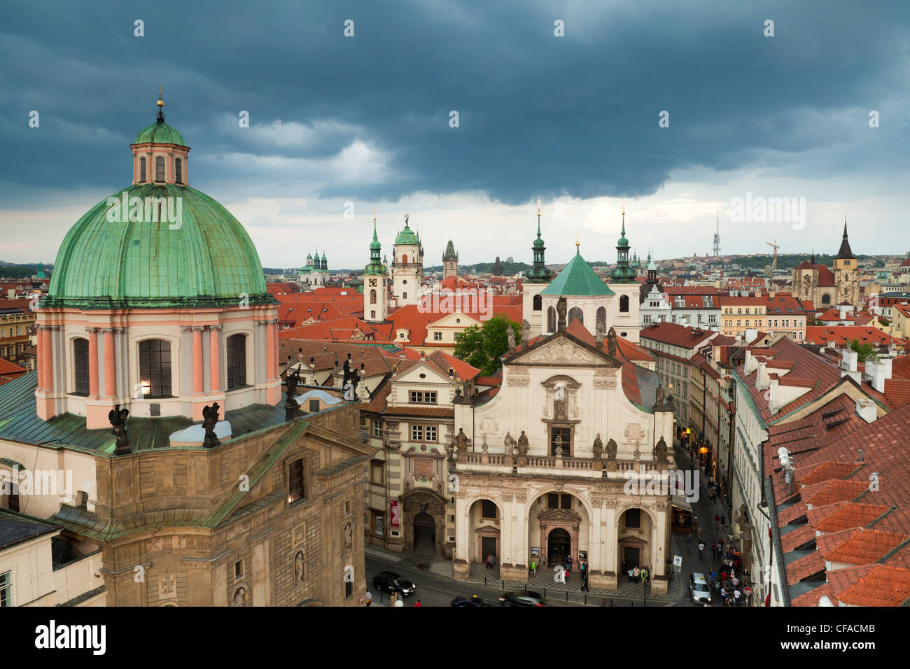 Tours d'église et les toits de la ville de Prague à Prague, République Tchèque Banque D'Images