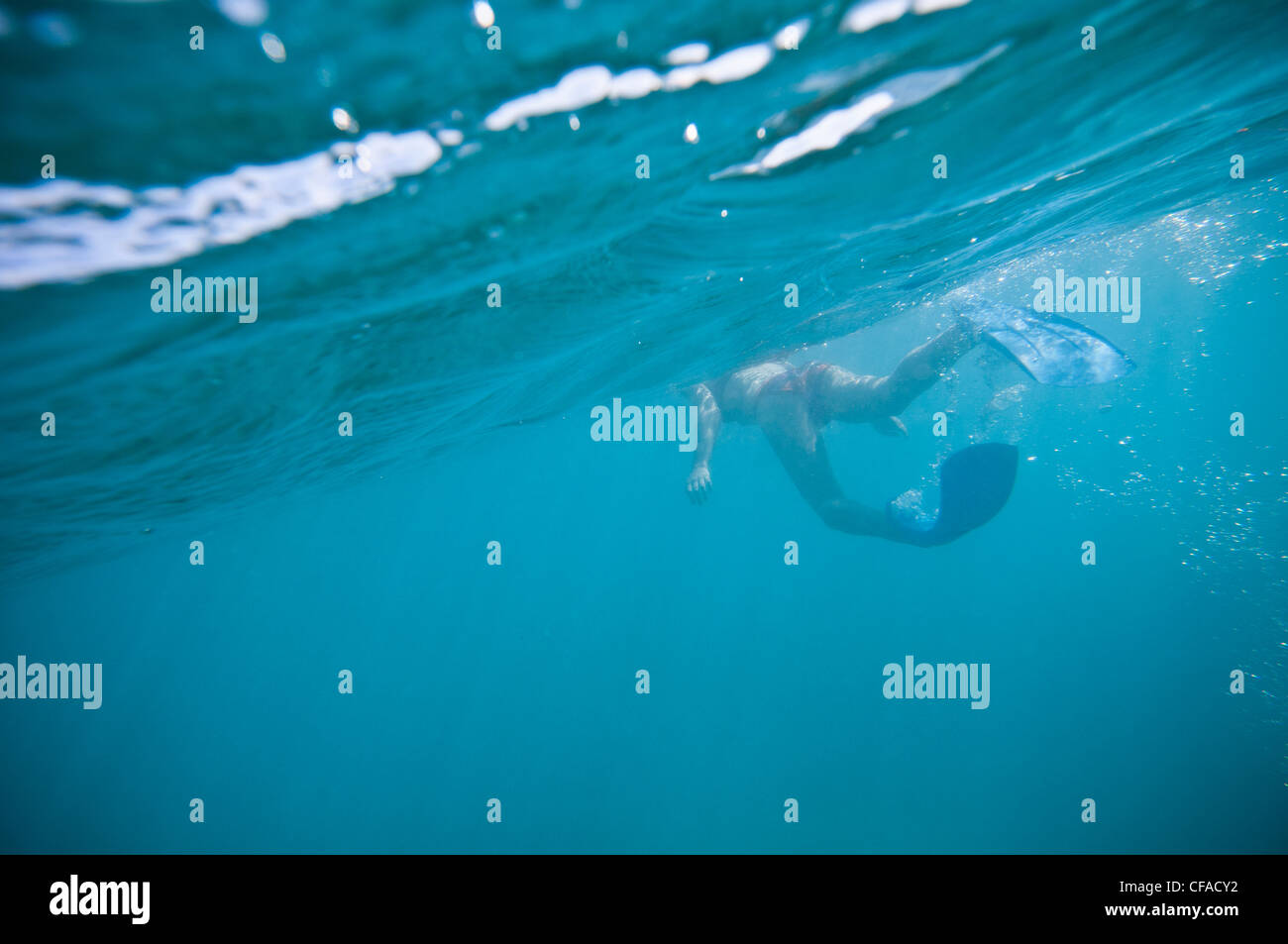 Femme en palmes natation dans l'océan Banque D'Images