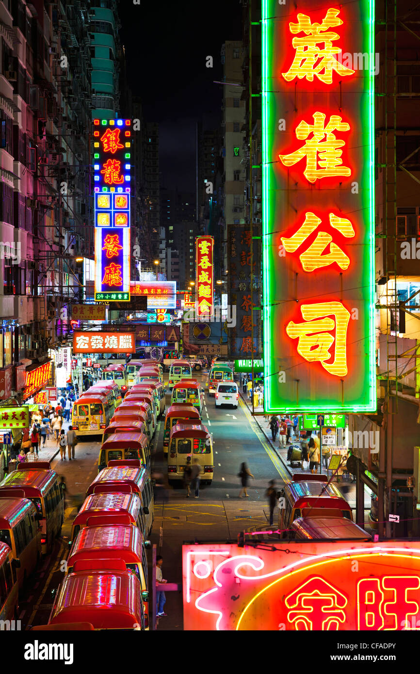 Scène de rue, mini bus station et néons de Mong Kok, Kowloon, Hong Kong, Chine Banque D'Images