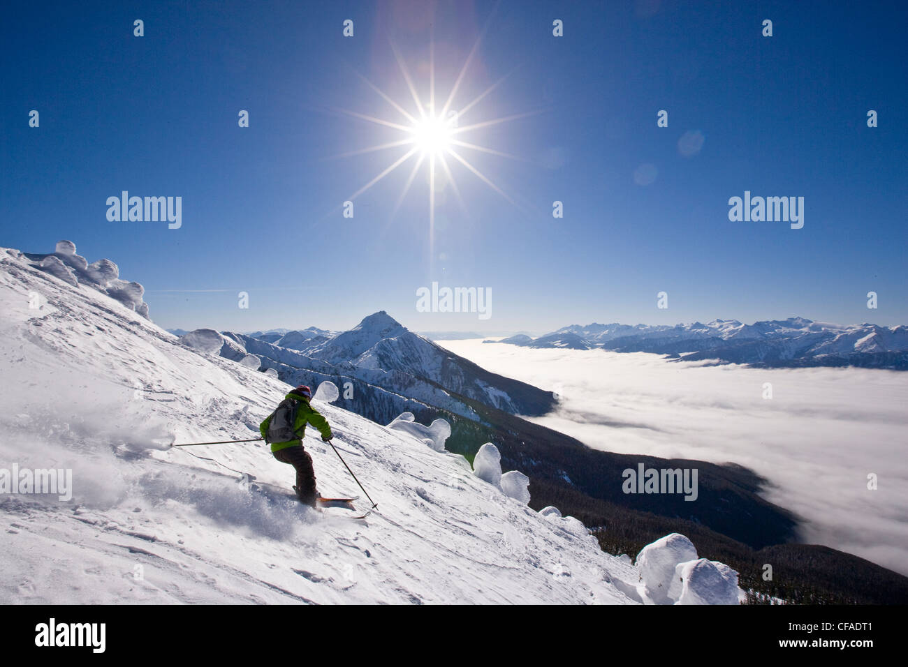 Jeune homme ski à Revelstoke Mountain Resort, Colombie-Britannique, Canada. (Communiqué de modèle # 08114) Banque D'Images