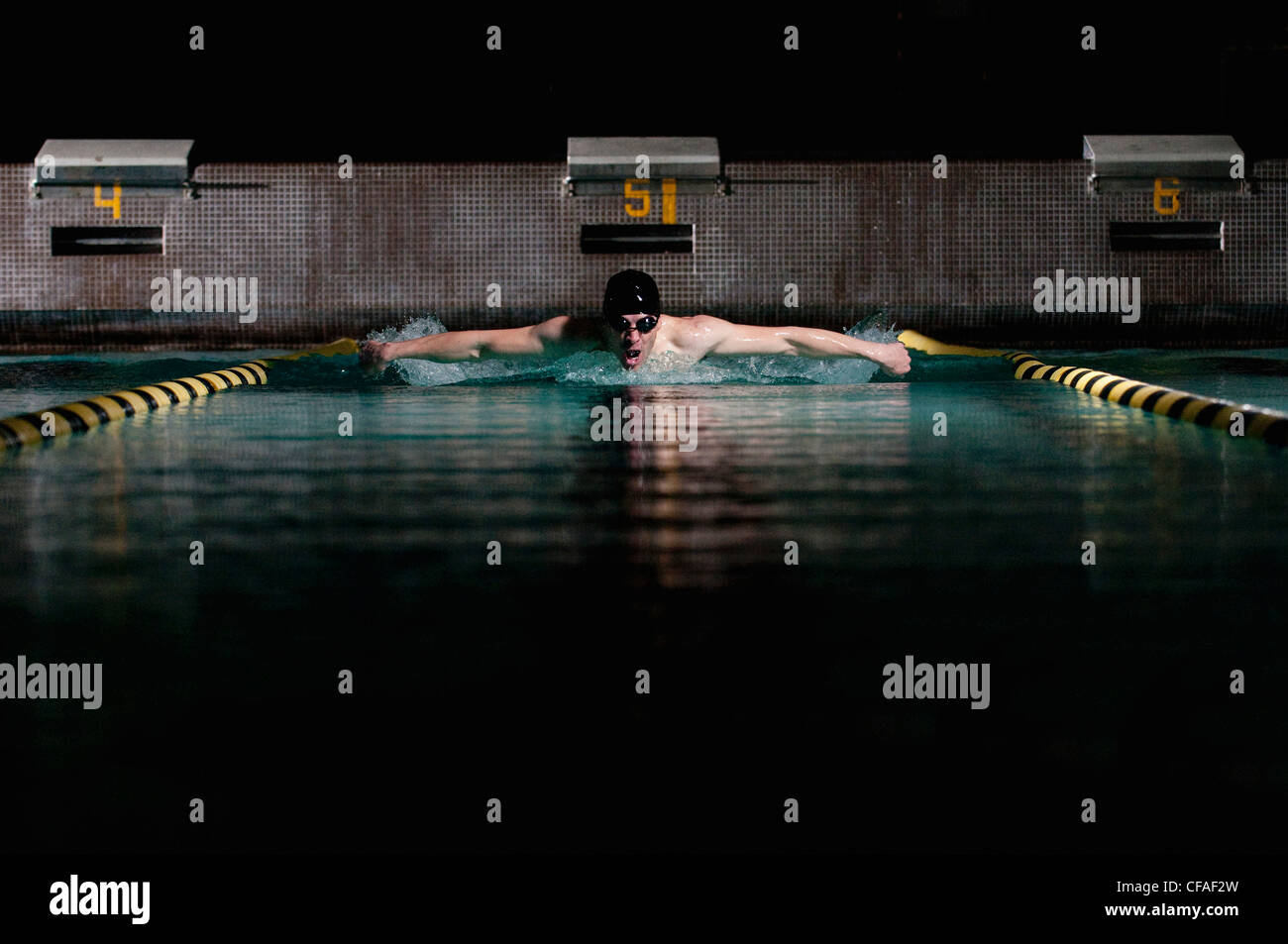 La pratique de la brasse en piscine nageur Banque D'Images