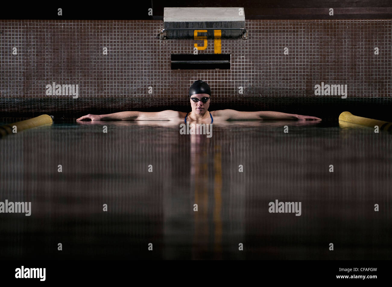 Nageur debout dans une piscine Banque D'Images Nageur debout dans une piscine Banque D'Images