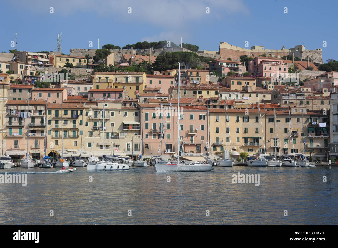 L'Italie, l'île d'Elbe, l'île d'Elbe, Toscane, Portoferraio, mer, bateaux, Forte Falcone, ville, ville, Banque D'Images