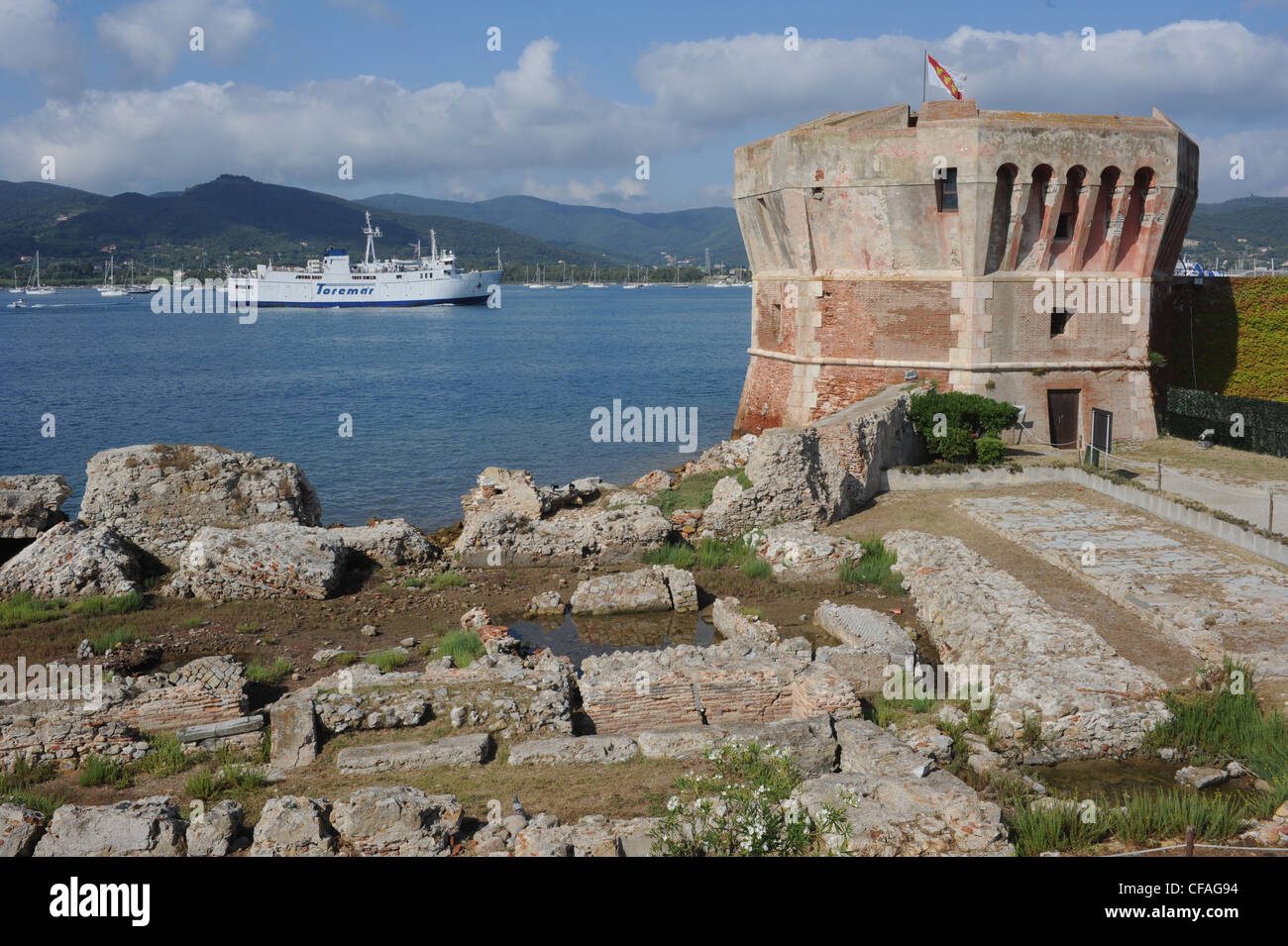 L'Italie, l'île d'Elbe, l'île d'Elbe, Toscane, Portoferraio, Torre del Martel, Tour, tour, forteresse, ship Banque D'Images