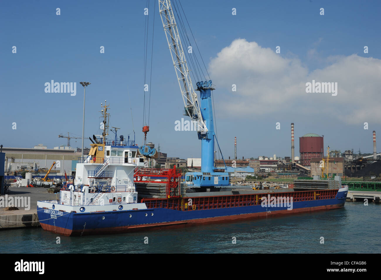 L'Italie, l'île d'Elbe, Piombino, port, port, bateau, transport, transporteur de marchandises, fret, grue, Banque D'Images