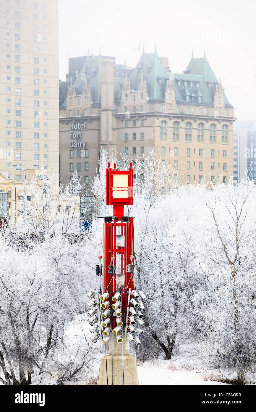 Feu de navigation rouge des fourches Harbour et l'hôtel Fort Garry, un jour d'hiver glacial. Winnipeg, Manitoba, Canada. Banque D'Images