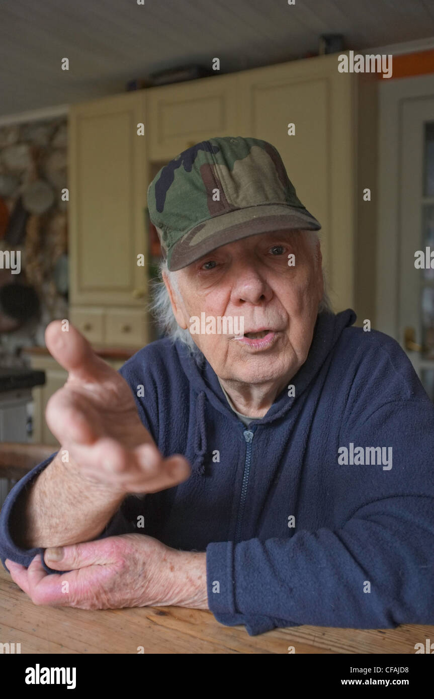Senior man wearing cap, portrait Banque D'Images