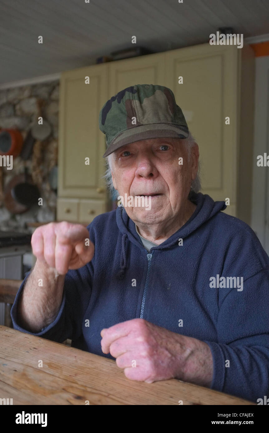 Senior man wearing cap, portrait Banque D'Images