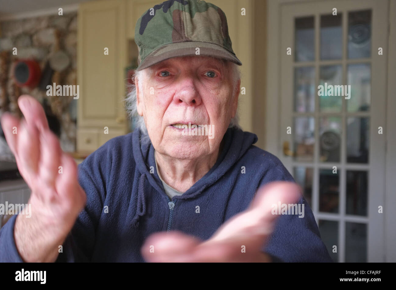 Senior man wearing cap, portrait Banque D'Images