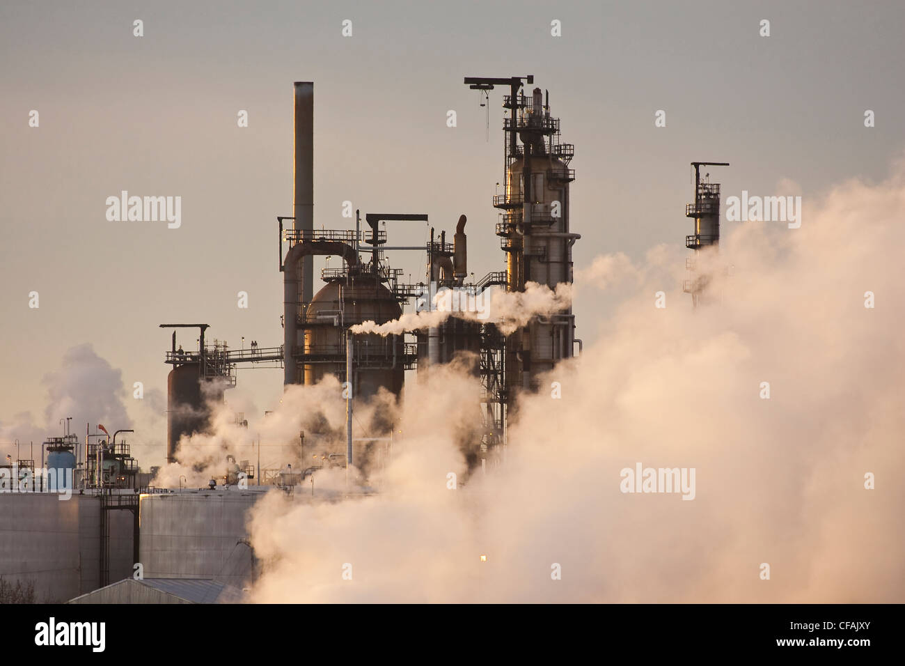 Raffinerie de pétrole et des nuages de vapeur, Edmonton, Alberta, Canada. Banque D'Images