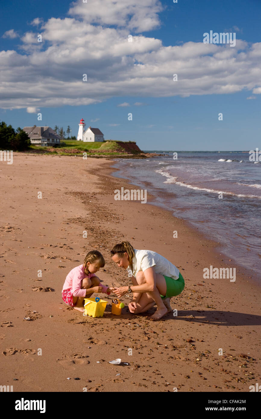 Jeune femme avec fille explorer beach sur l'Île Panmure, Scenic Route Points East, Prince Edward Island, Canada. Banque D'Images