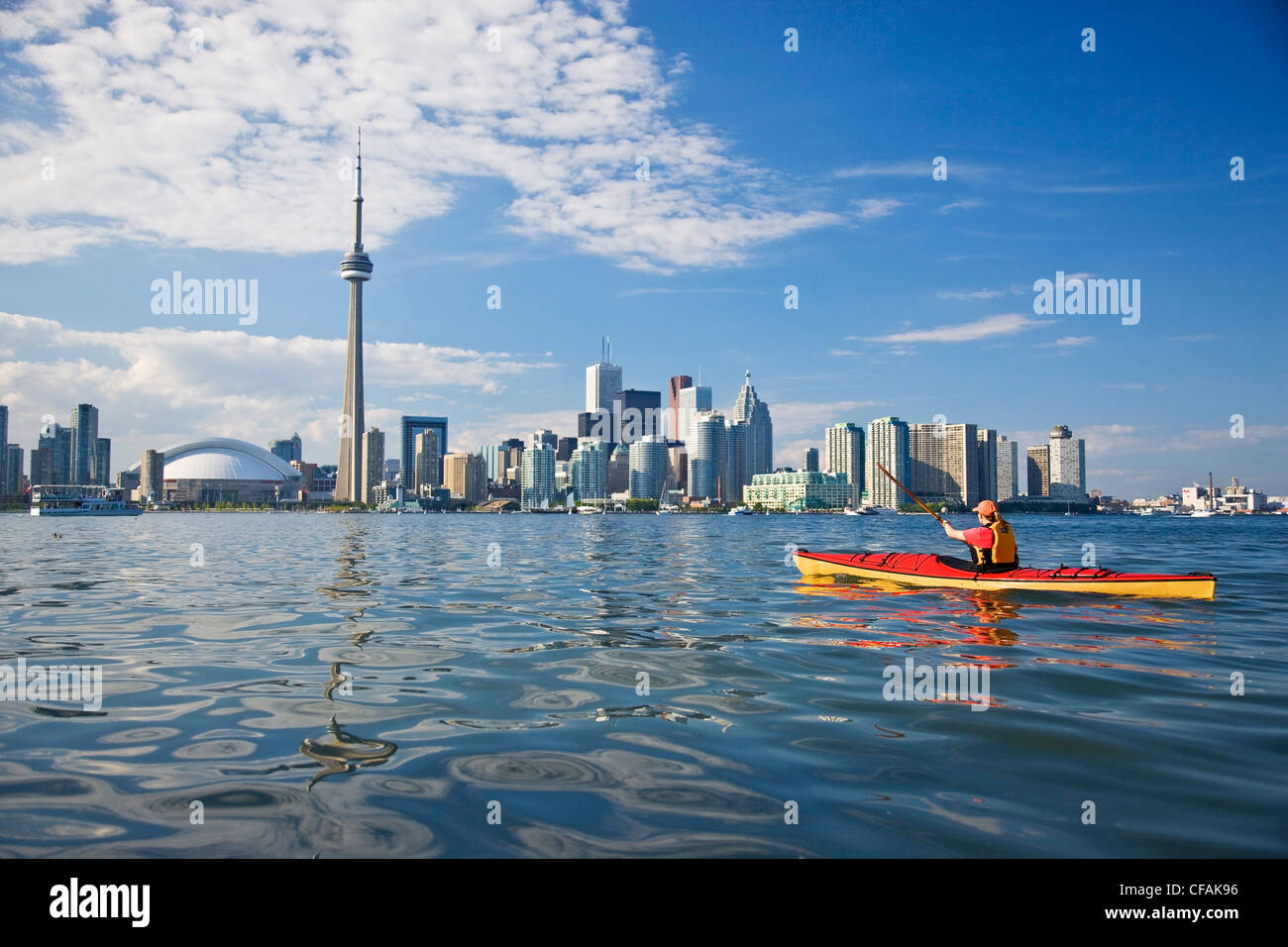 Kayak de mer autour de l'île Centre dans le port de Toronto, le lac Ontario, Toronto, Ontario, Canada. Banque D'Images