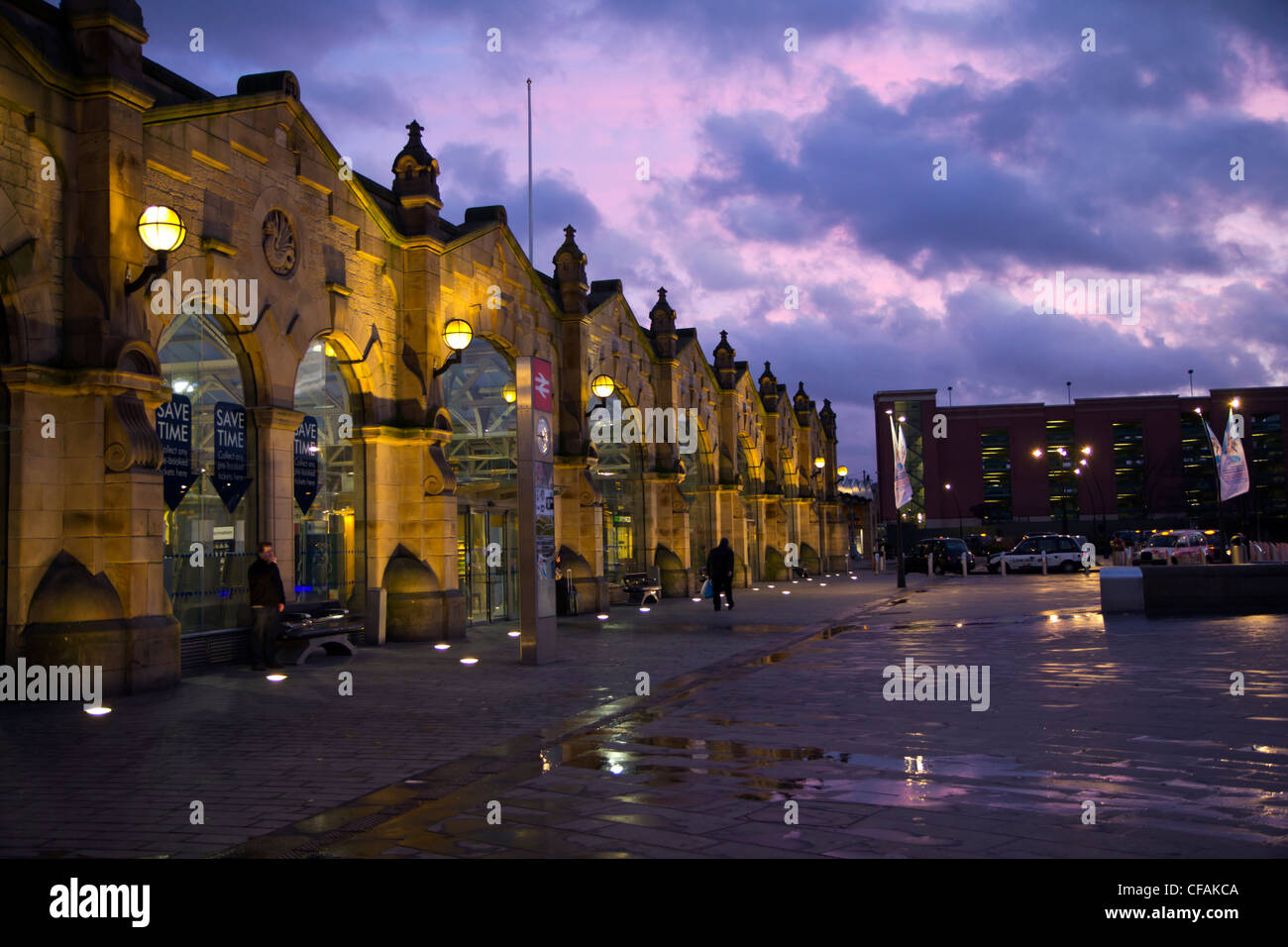 La gare de Sheffield de nuit avec des fontaines illuminées et dispositif de l'eau dans le sud du Yorkshire en Angleterre Banque D'Images