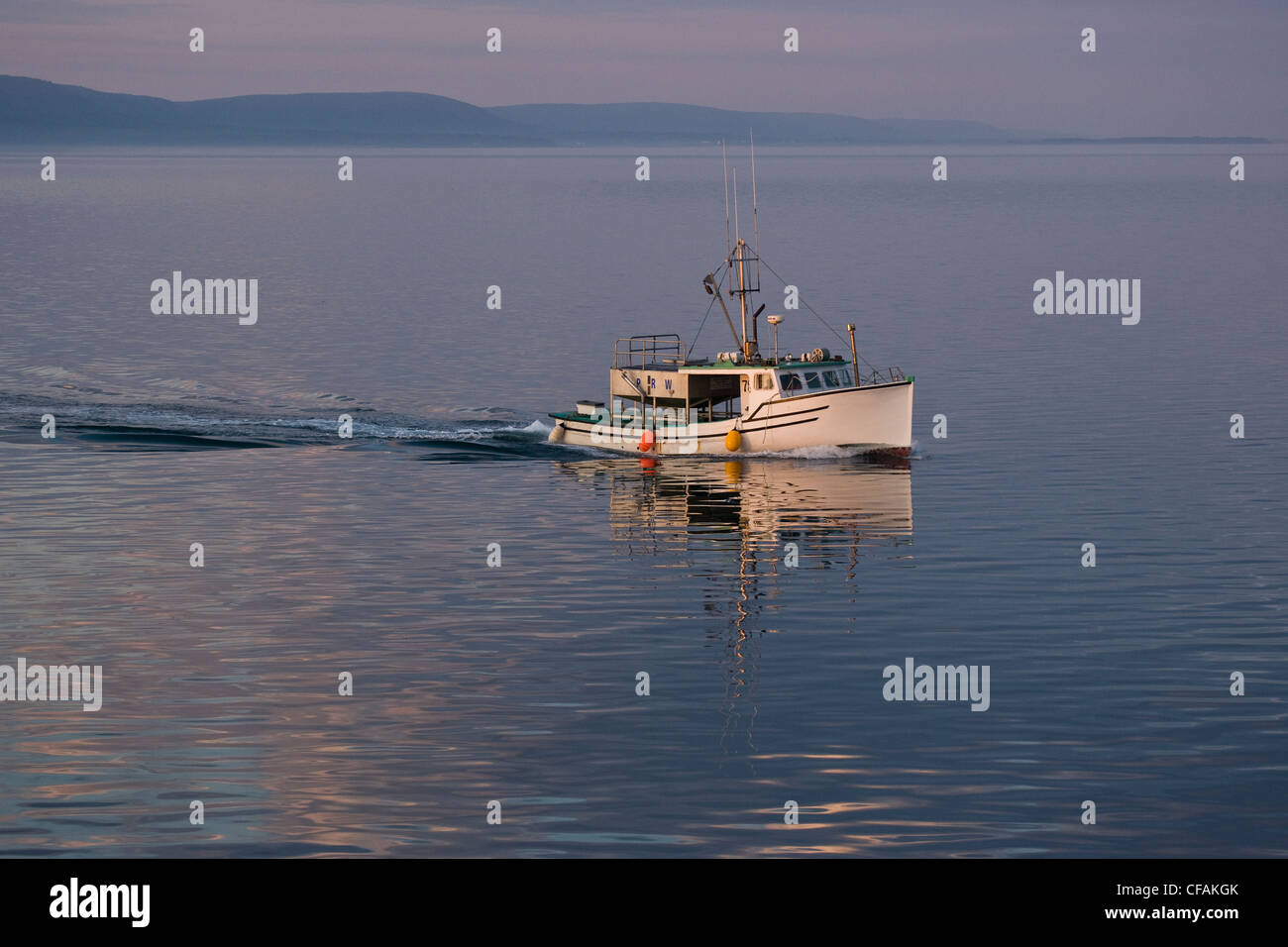 Les bateaux de pêche rentrer au port en bassin d'Annapolis, Digby, Nouvelle-Écosse, Canada. Banque D'Images