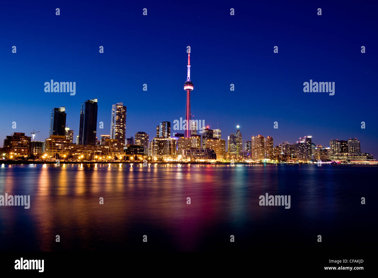 Toronto Skyline at night vu de l'aéroport de l'île, l'Ontario, Canada. Banque D'Images