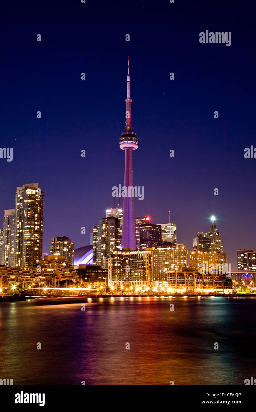 Toronto Skyline at night vu de l'aéroport de l'île, l'Ontario, Canada. Banque D'Images