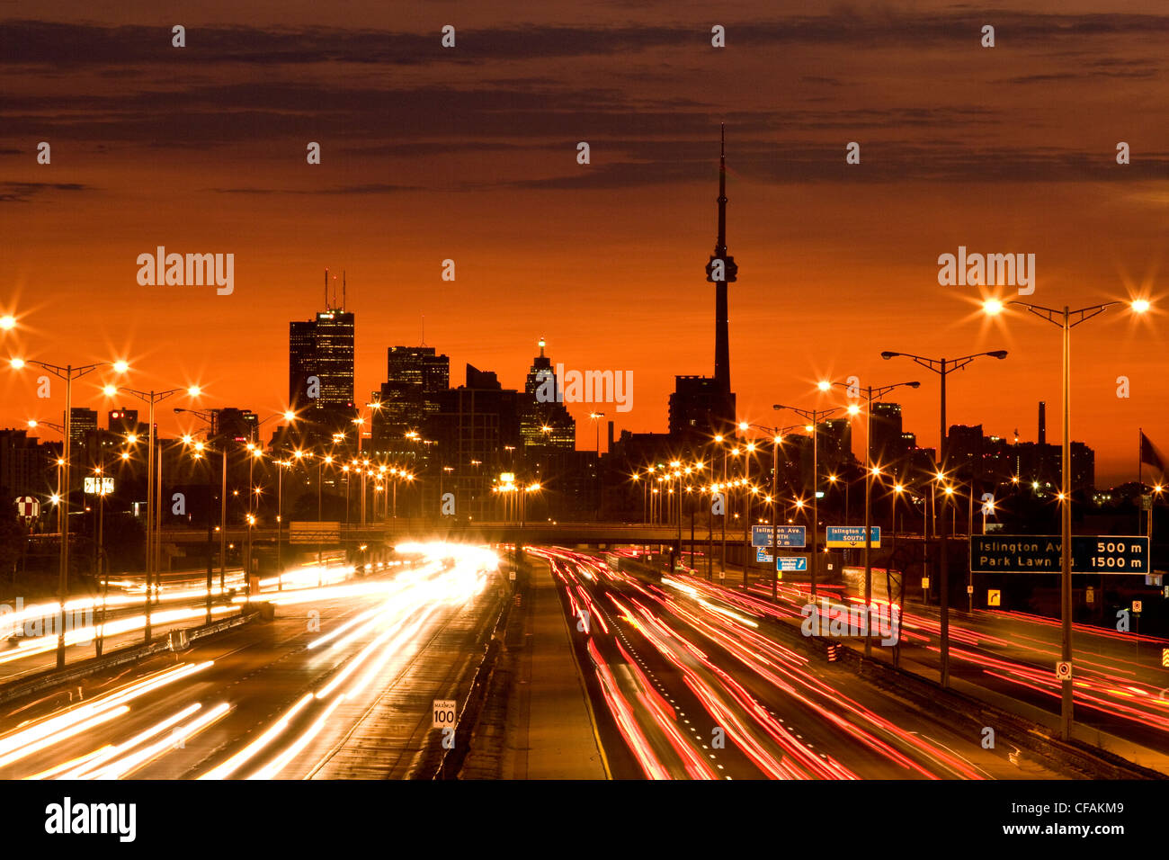 Ville de Toronto et l'autoroute QEW avec trafic matin, Toronto, Ontario, Canada. Banque D'Images
