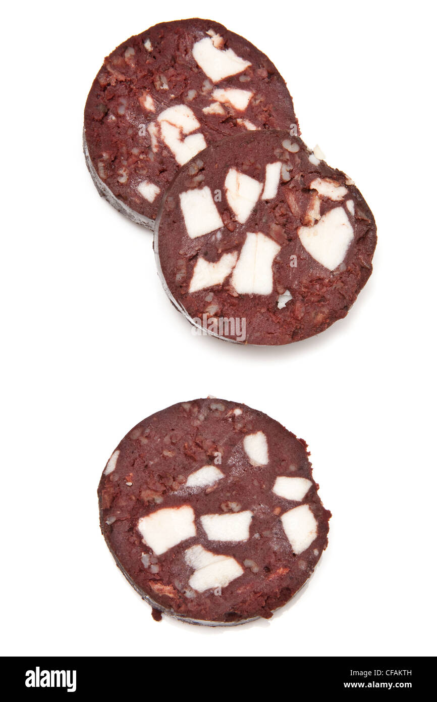 Boudin noir ou boudin cru tranché et on a white background studio. Banque D'Images