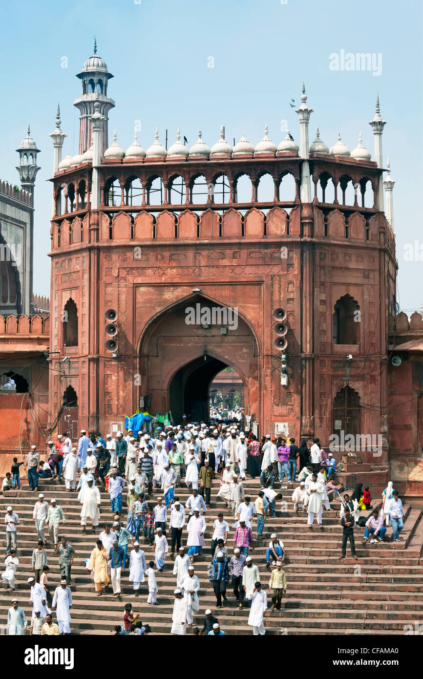 Les gens de quitter le Jama Masjid (mosquée du vendredi) après la prière du vendredi, Old Delhi, Delhi, Inde Banque D'Images