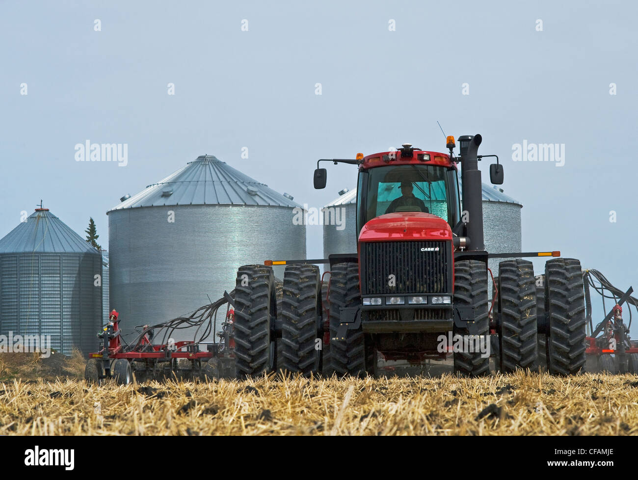 Déplacer le tracteur et l'air et jusqu'à la plantation semoir de canola dans les chaumes de blé, près de Dugald (Manitoba), Canada Banque D'Images