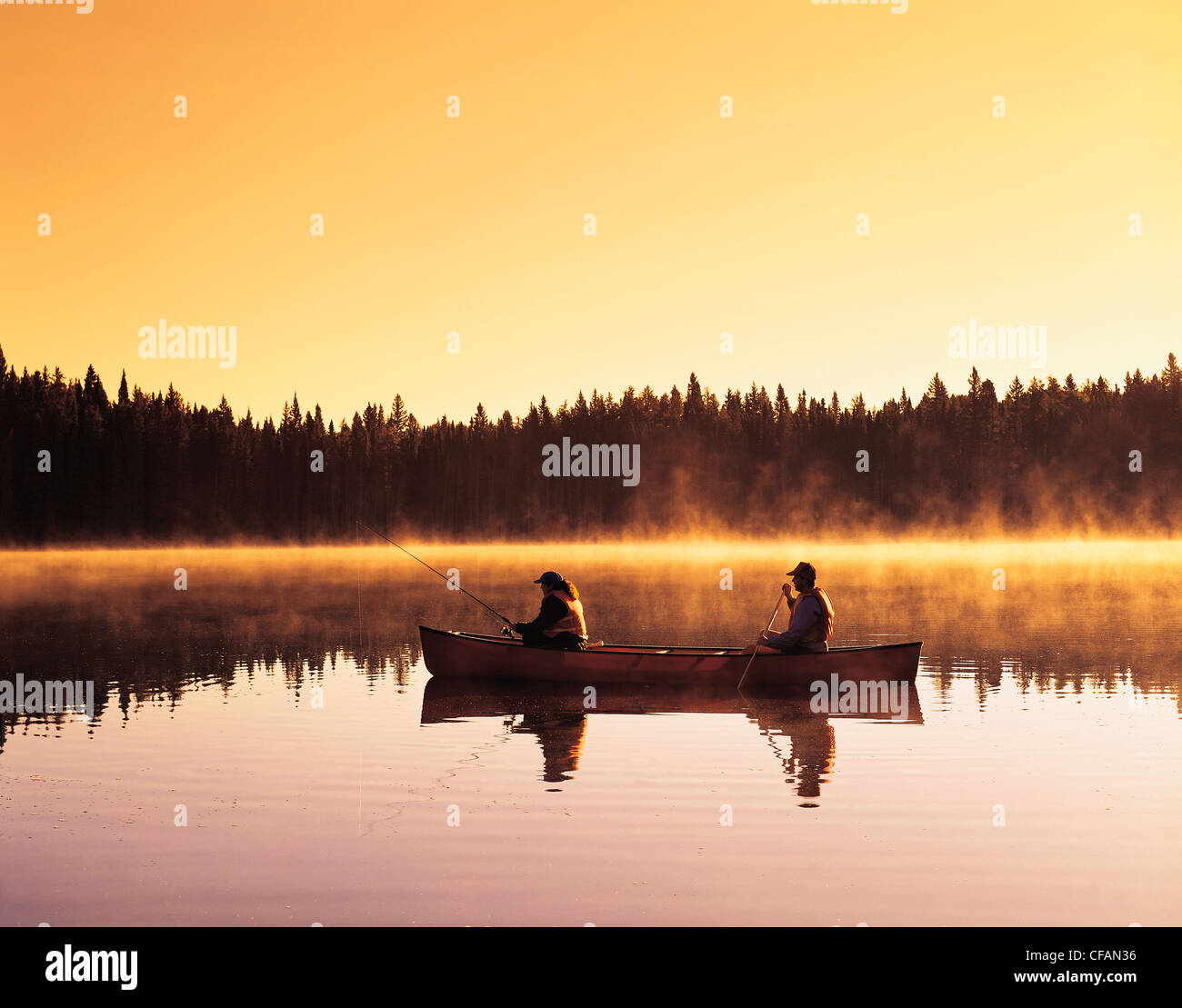 Couple canoë-kayak et la pêche, lac Perch, Parc provincial Duck Mountain, Manitoba, Canada Banque D'Images