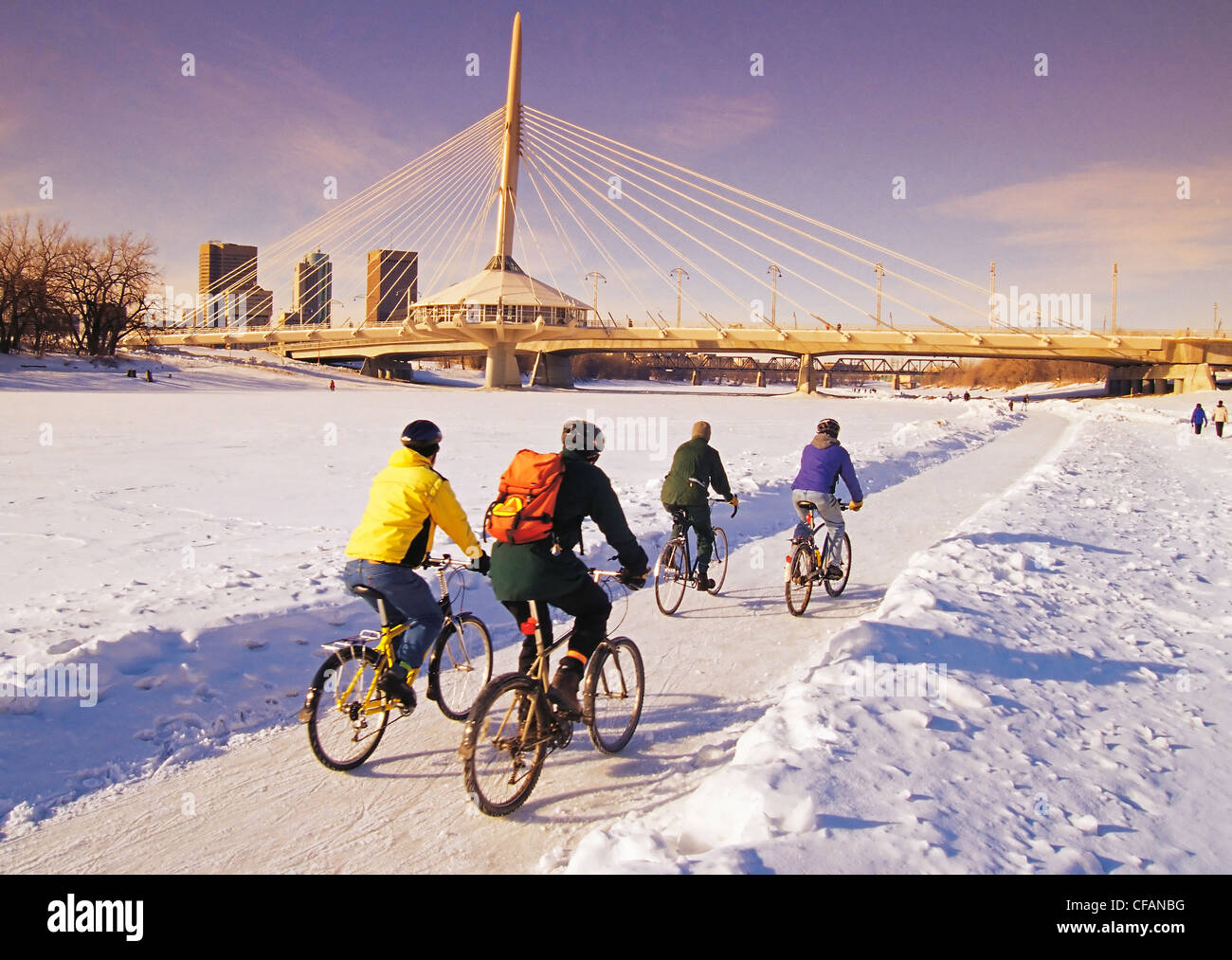 Les personnes du groupe à vélo le long du sentier de la rivière Winnipeg Banque D'Images