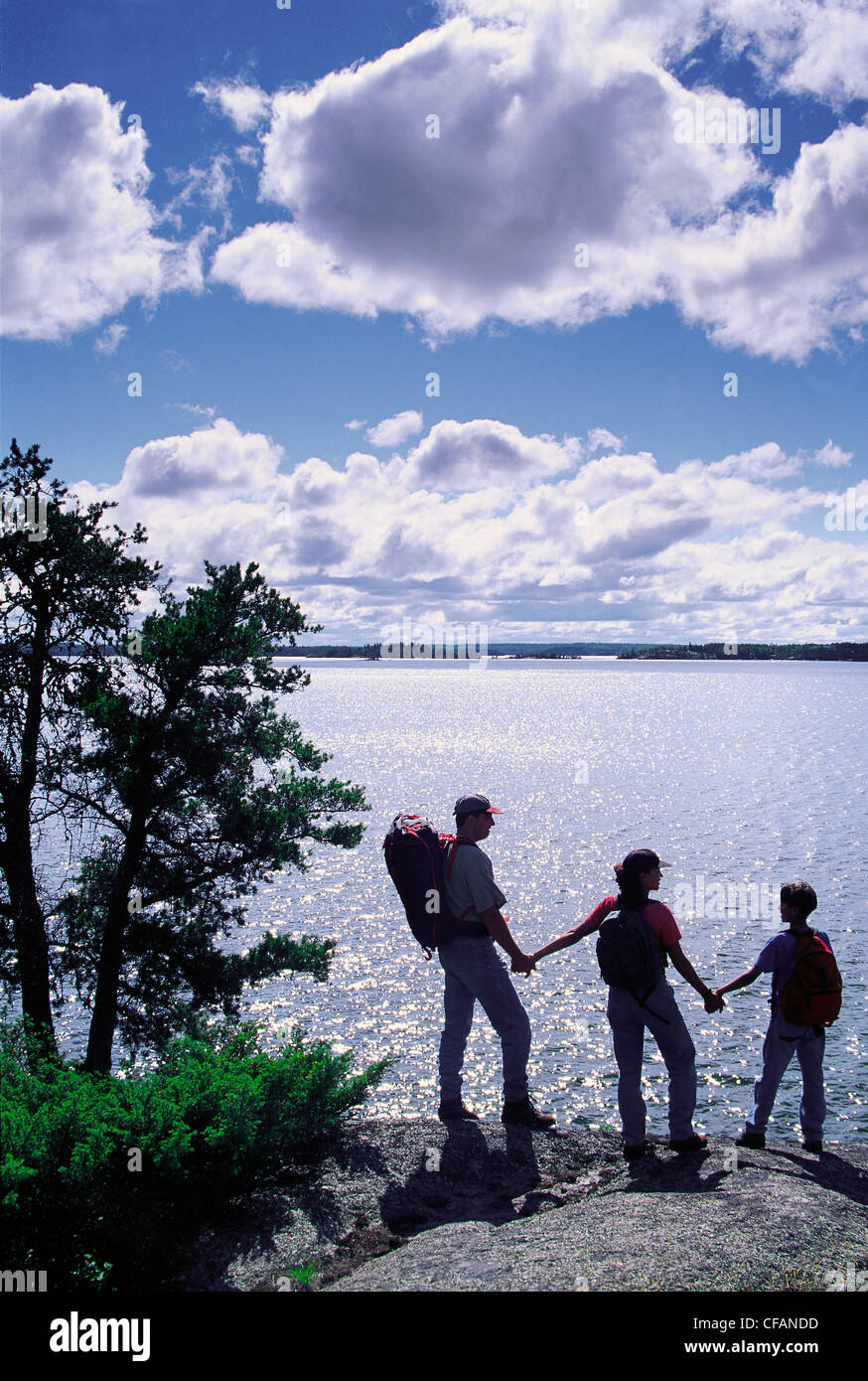 La randonnée le long de la falaise en profitant de la vue, le lac Big Whiteshell, parc provincial de Whiteshell, Manitoba, Canada Banque D'Images