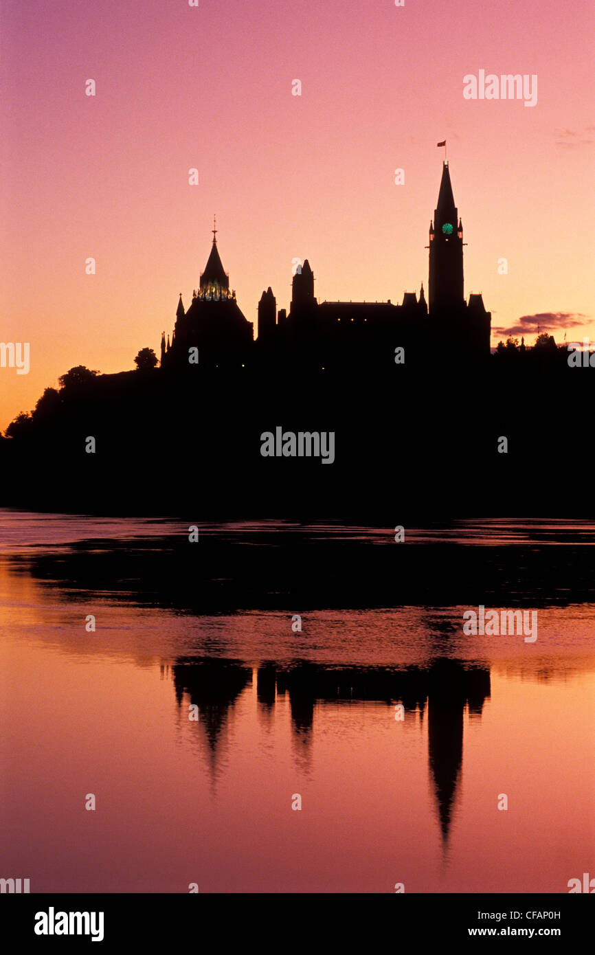 Lever de soleil sur l'ossature d'édifices du Parlement et de la rivière des Outaouais, Ottawa, Ontario, Canada Banque D'Images