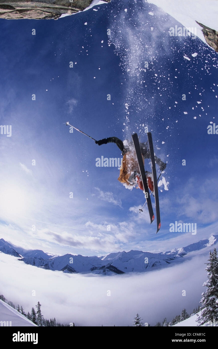 La capture de certains d'un skieur de l'air après le saut d'une falaise dans l'arrière-pays de Kickinghorse Resort Area, Golden, Colombie-Britannique, Canada Banque D'Images