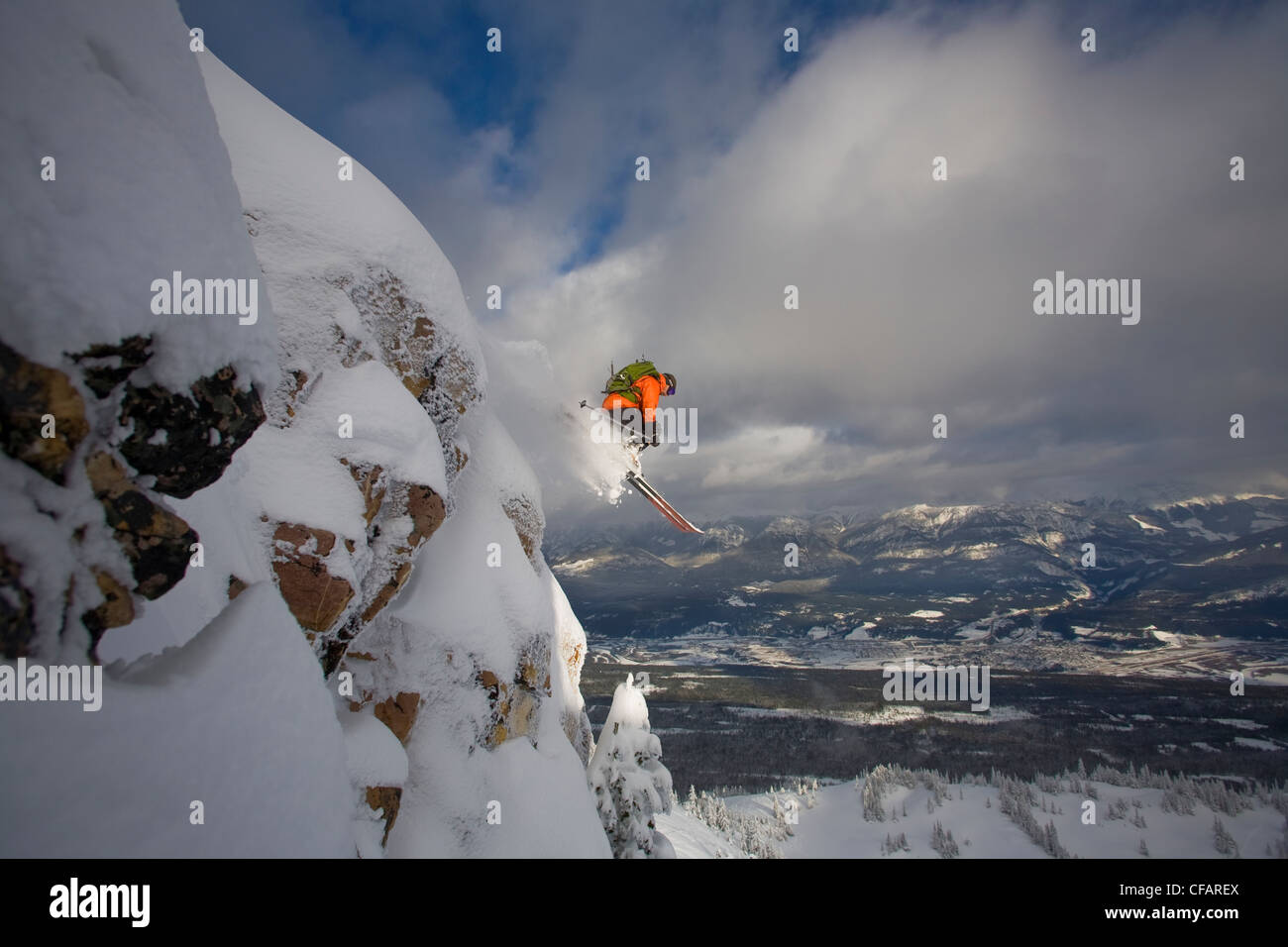 La capture d'un skieur big air dans l'arrière-pays du col Kicking Horse, Golden, Colombie-Britannique, Canada Banque D'Images