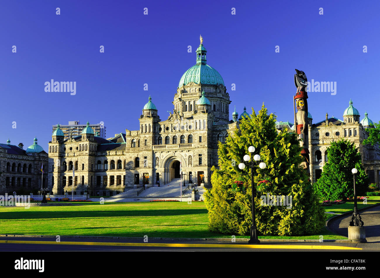 Édifices du Parlement et le mât totémique, Victoria, île de Vancouver, Colombie-Britannique, Canada Banque D'Images