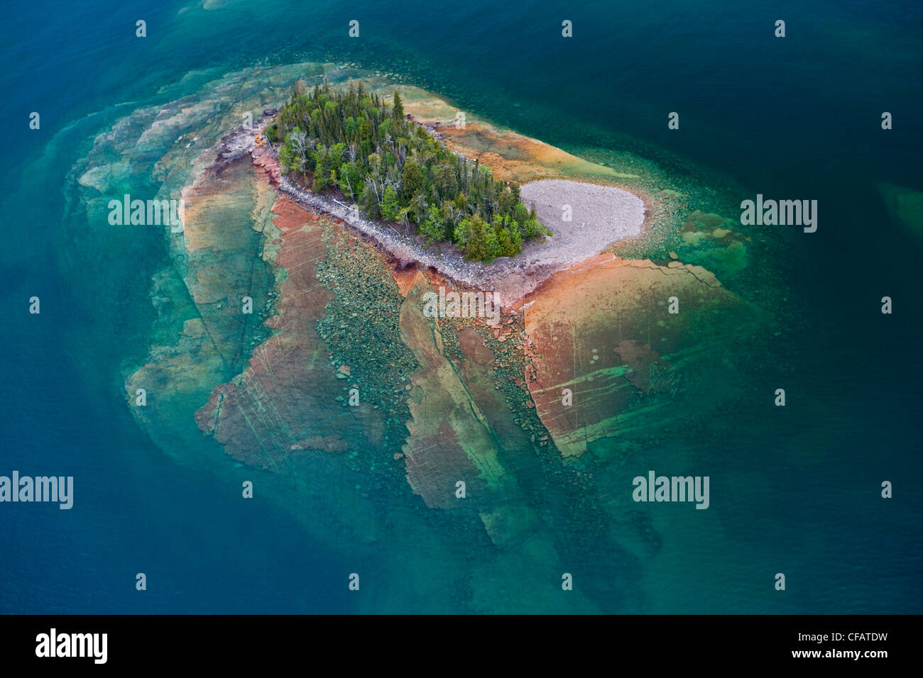 Vue aérienne de petites îles rocheuses voir l'eau claire Banque D'Images
