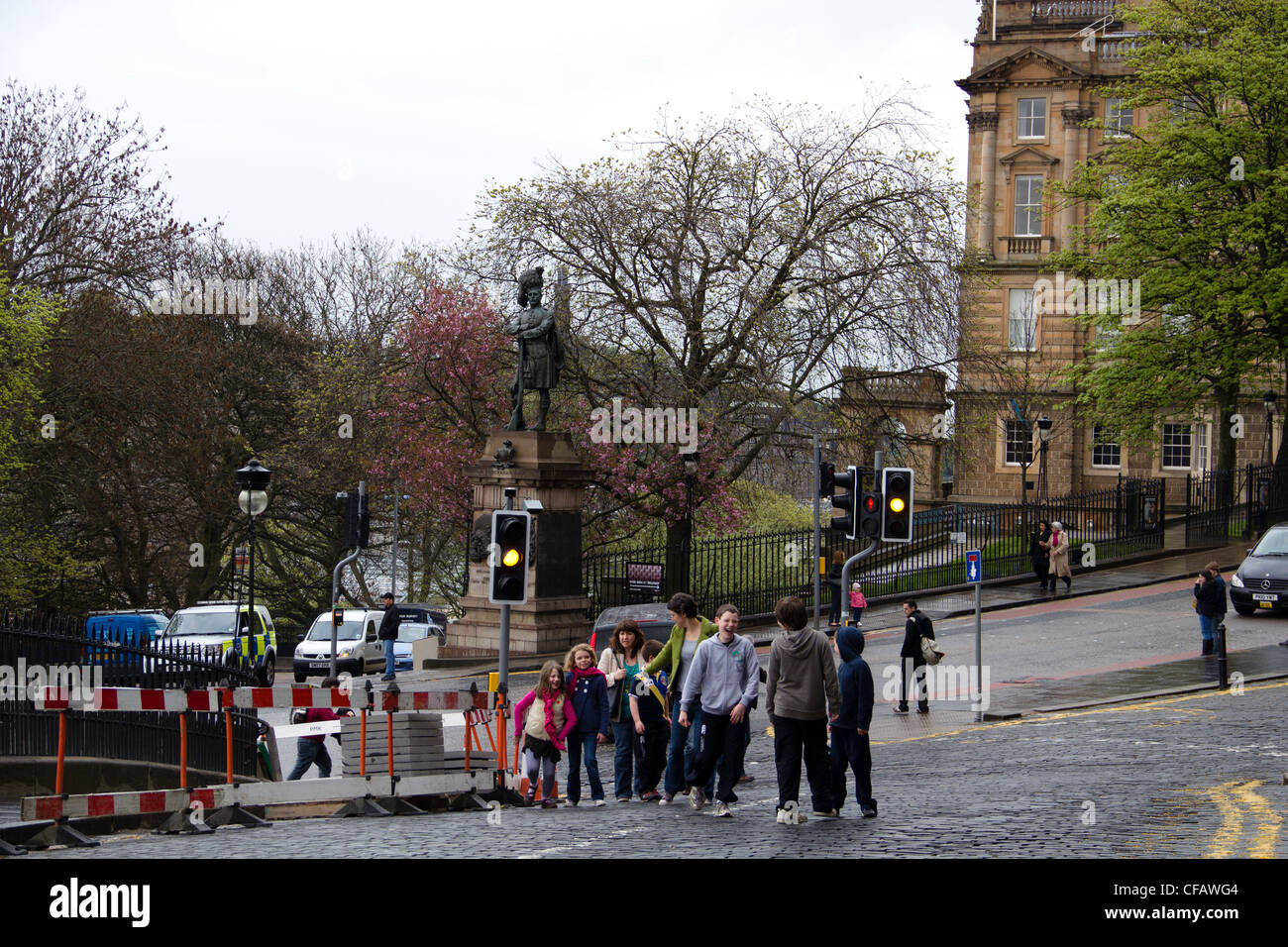 Les touristes près du Château d'Édimbourg, à un point où le chemin commence, pavés et le chemin commence à monter une côte Banque D'Images