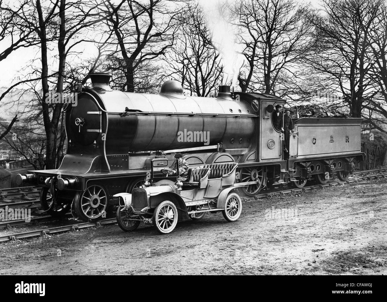 1906 Argyll 12/14 tourer avec Caledonian Railway 4-6-0 aussi 1906 Banque D'Images
