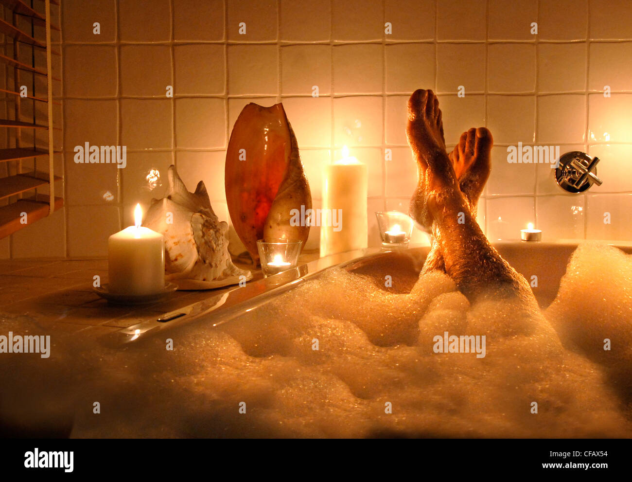Mieux-être, baignoire, bain, détente, plaisir, gâter, femme, pieds, take it  easy, vous détendre, un bain de mousse, des bougies, de l'hygiène  personnelle Photo Stock - Alamy