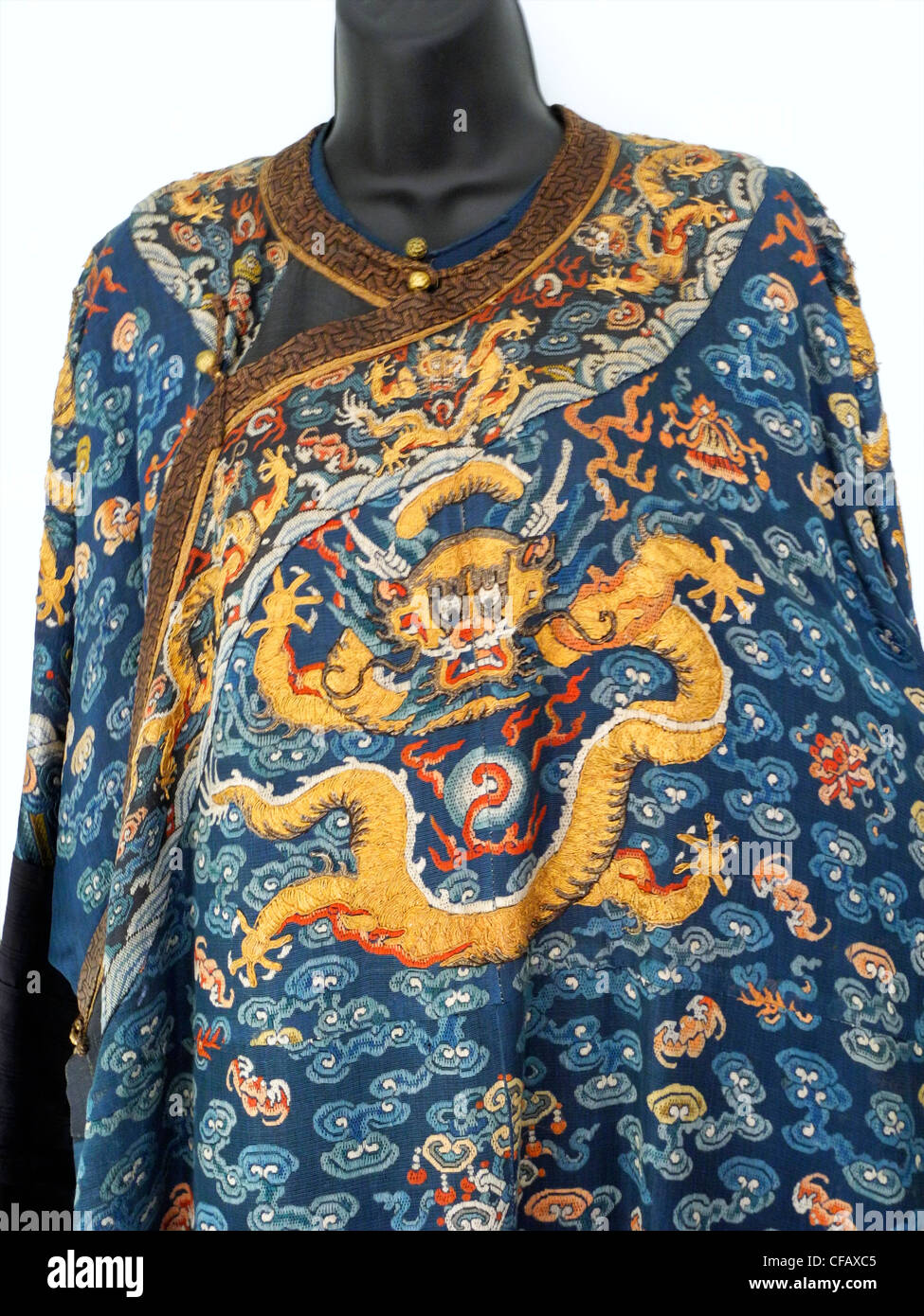 Un dragon chinois Robe de la dynastie Qing xixe siècle. Tissé et brodé de fil d'or et de soie représentant neuf dragons. Banque D'Images