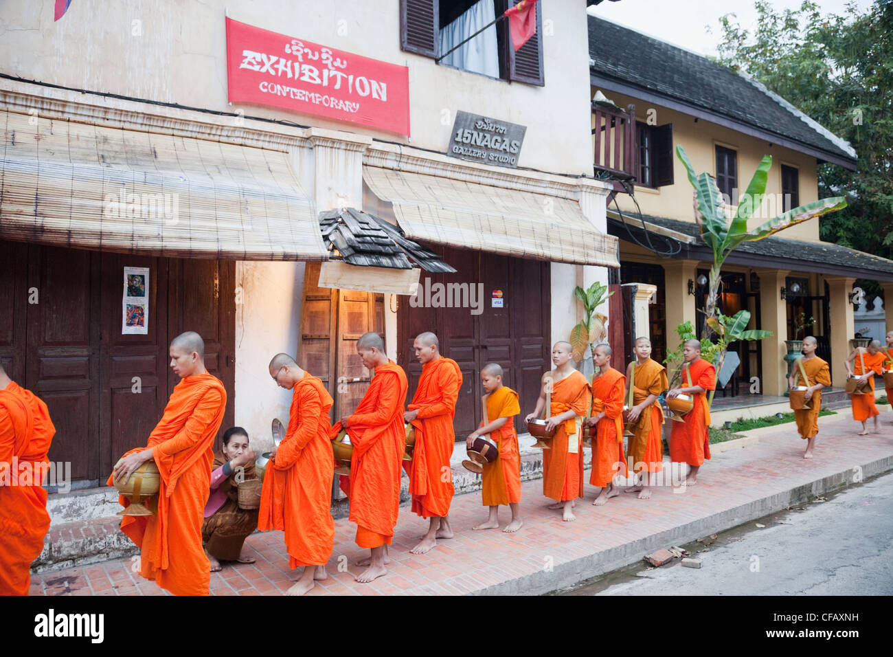 Le Laos, Luang Prabang, moines recueillir l'Aumône Banque D'Images