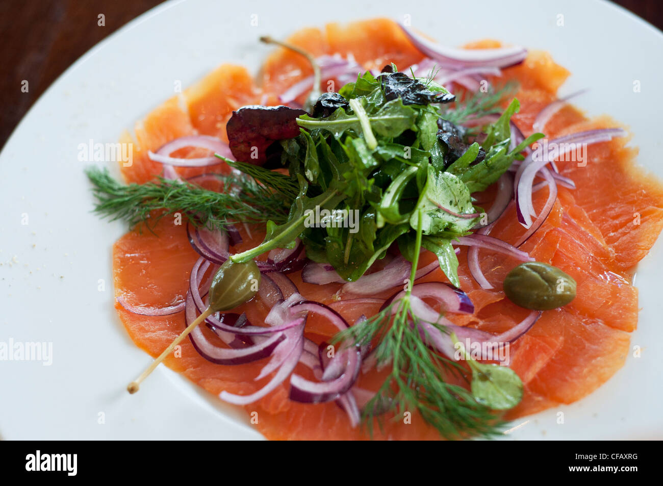 Carpaccio de saumon avec salade d'oignons et câpres Banque D'Images