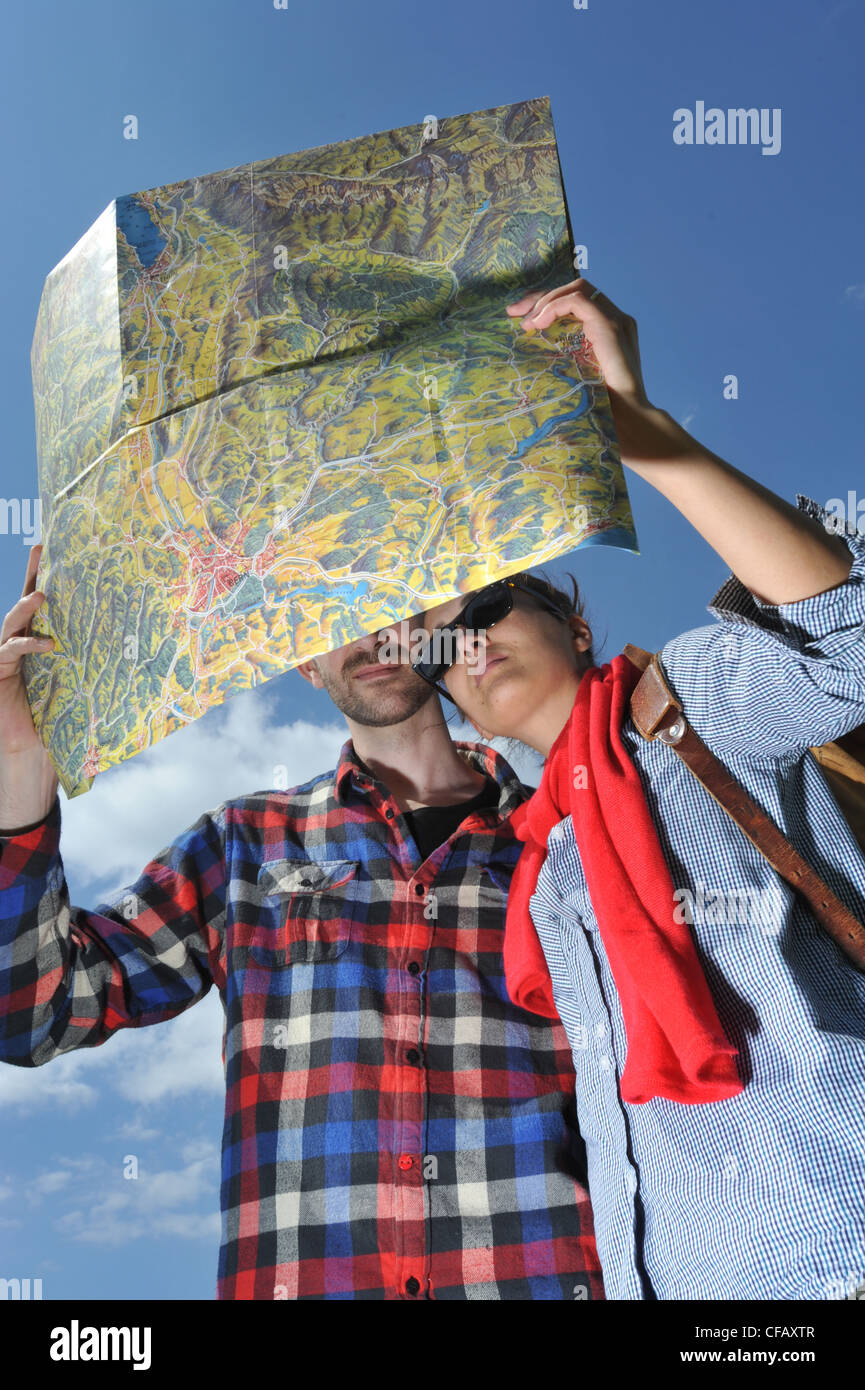 Balades, randonnées, voyageur, voyager chaussures, profil, site, carte, jumelles, meadow, paire, couple, orientation, Suisse Banque D'Images