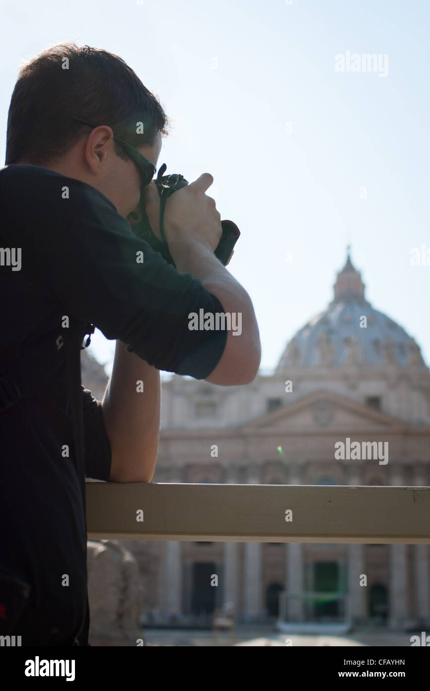 Beau jeune homme'prenez des photos sur la Place Saint Pierre au Vatican (St. La Basilique Saint-Pierre en arrière-plan) Banque D'Images