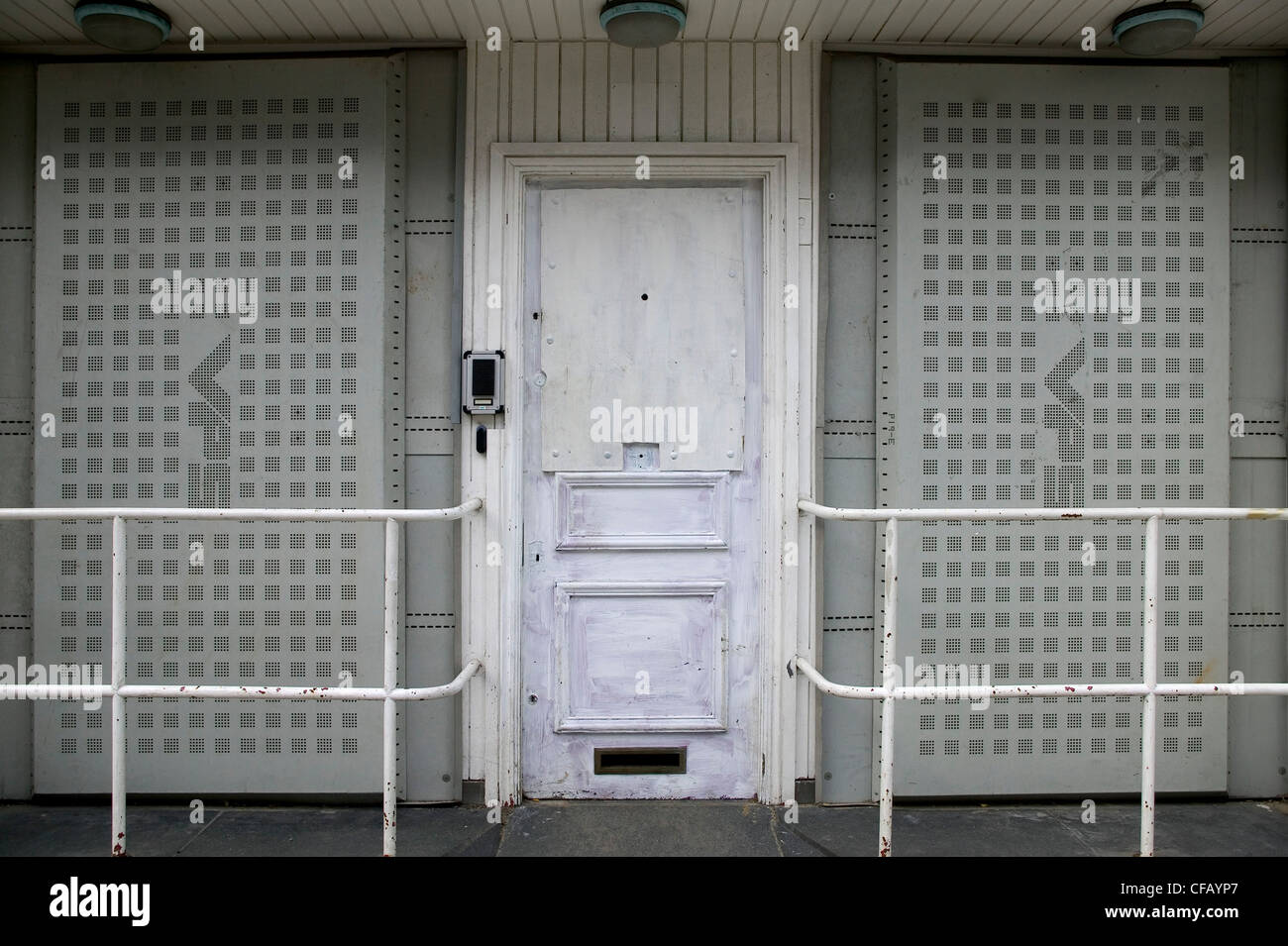 Maison vide avec windows sont montés à bord d'arrêter les squatters entrer dans Londres, Royaume-Uni. Banque D'Images