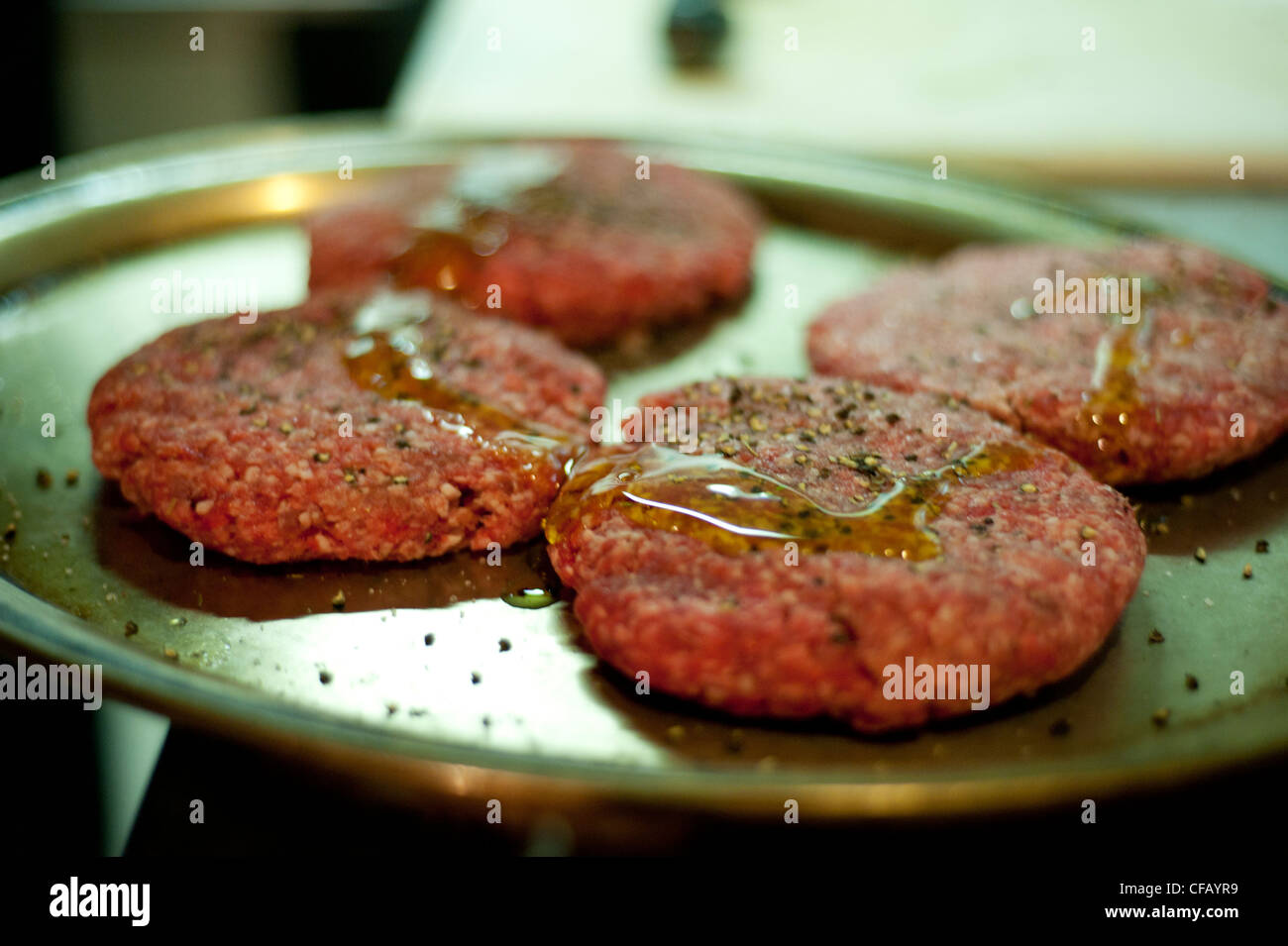 Jet pas la viande crue, des hamburgers grillés Banque D'Images