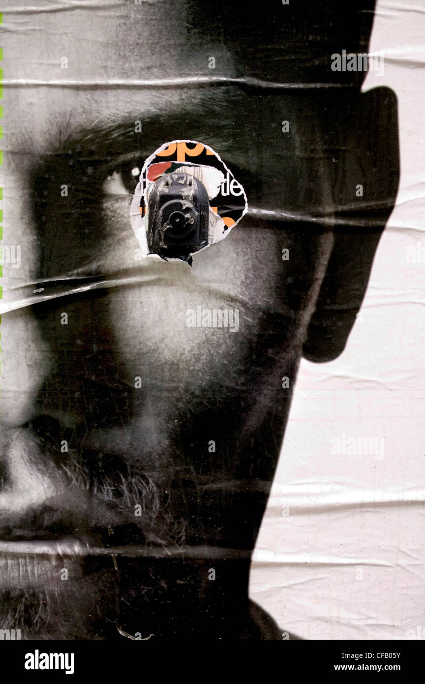 Poster déchiré le visage d'un homme, la ville de New York. Banque D'Images