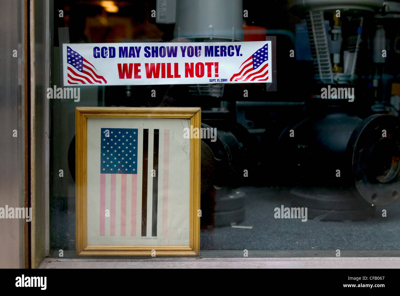 Un panneau dans une vitrine de "Dieu va vous montrer la miséricorde. Nous n'allons pas'. 11 septembre 2001, la ville de New York. Banque D'Images