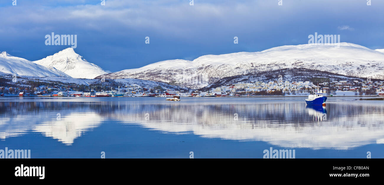 Montagnes couvertes de neige sur l'île de Kvaloy et Eidkjosen l'Europe Norvège village Banque D'Images